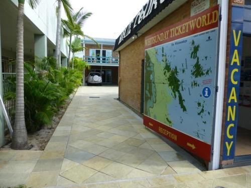 Airlie Court Units Aparthotel Airlie Beach Exterior photo